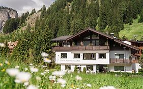 Arya Alpine Lodge